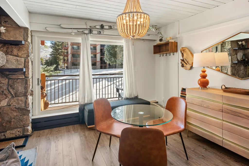 Stonebridge Condo 716 dining area with balcony view